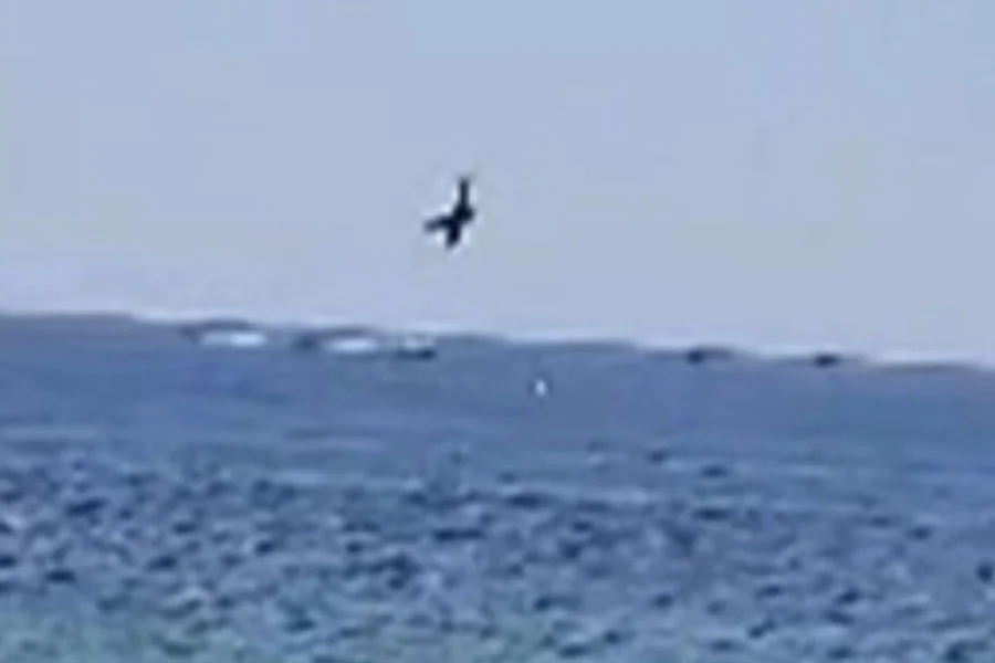 Avião  cai em Copacabana e  corpo do piloto é localizado 3 horas depois do acidente