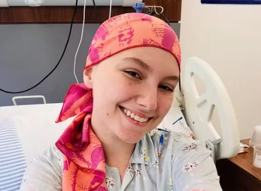 Influenciadora Isabel Veloso morre aos 19 anos após batalha contra câncer